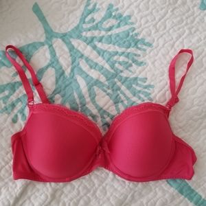 Beautiful red bra. Free gift included.